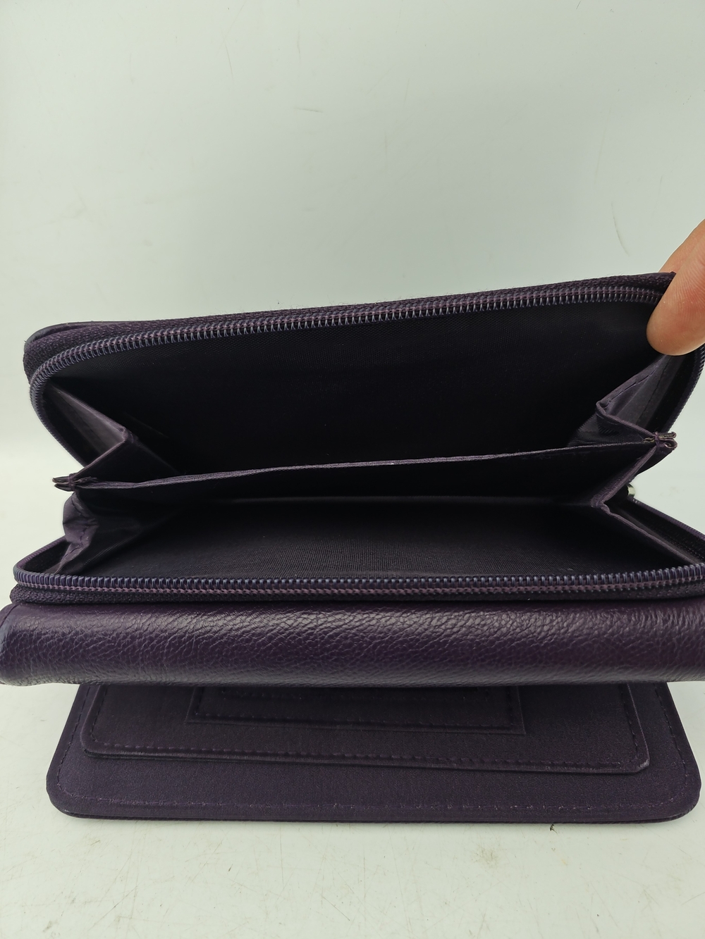 Stylish Purple Leather Zip-Around Wallet - Picture 5 of 6